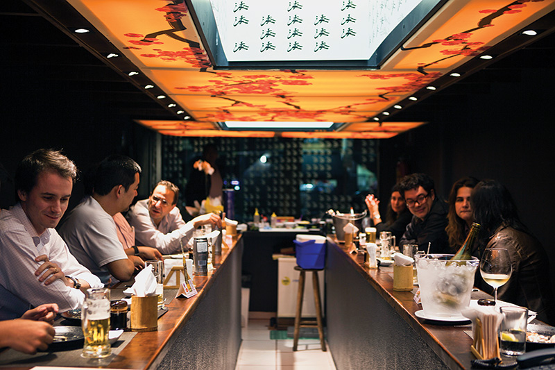 O diminuto ambiente do Minato Izakaya O diminuto ambiente do Minato Izakaya