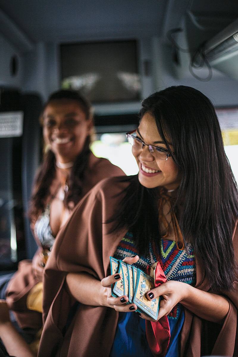 Conheça o ônibus do além da feira esotérica