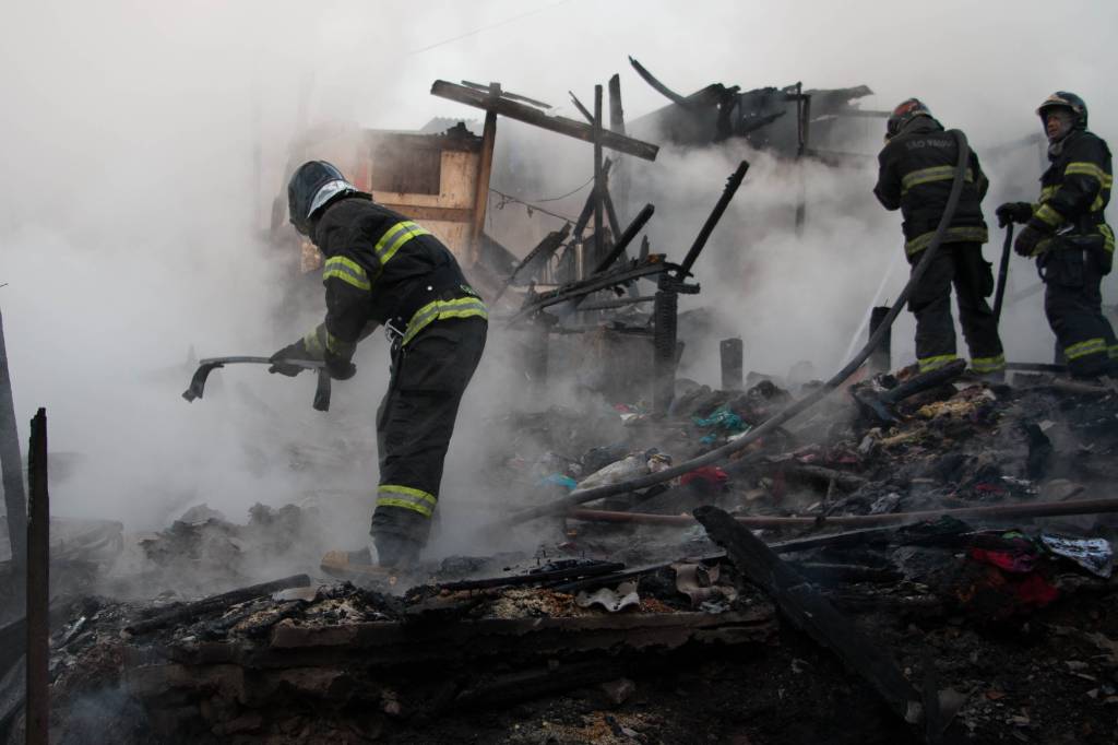 Incêndio atinge comunidade na Zona Leste na madrugada desta terça (14)