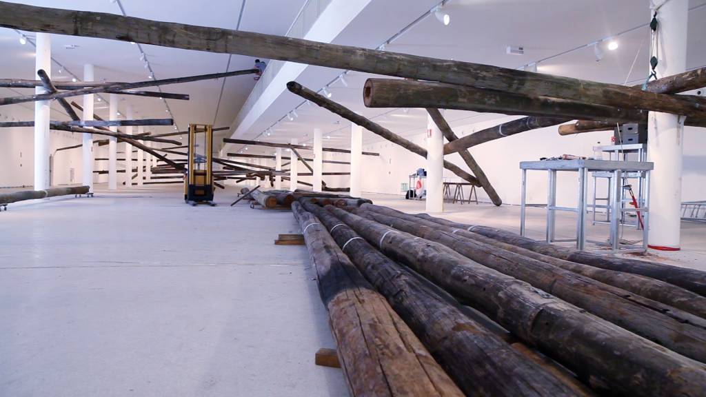 Carlito Carvalhosa apresenta sua nova instalação, ‘Sala de Espera’