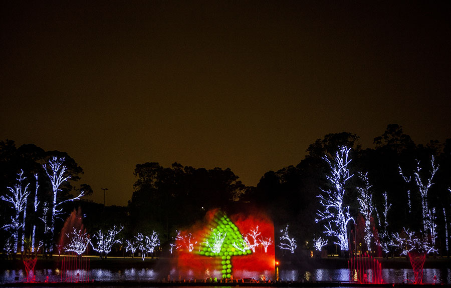 Árvore de Natal é projetada nas águas da fonte multimídia do Ibirapuera