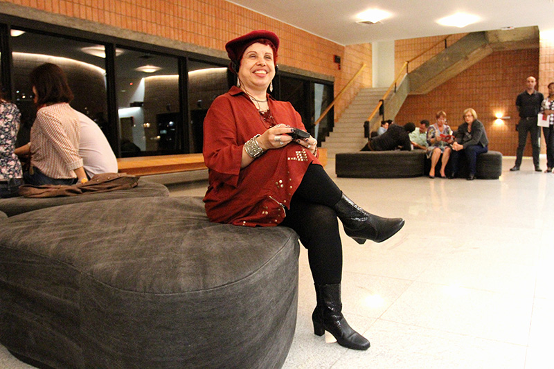 Lívia Motta é especialista em narrar eventos a cegos