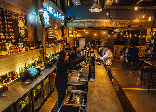 O salão de 400 metros quadrados do BrewDog Bar: antiga oficina mecânica O salão de 400 metros quadrados do BrewDog Bar: antiga oficina mecânica