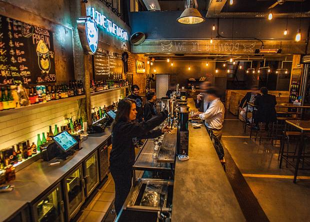 O sal&atilde;o de 400 metros quadrados do BrewDog Bar: antiga oficina mec&acirc;nica