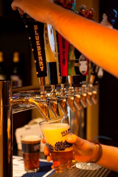 O misto de loja e bar Get Your Beer serve chopes no local O misto de loja e bar Get Your Beer serve chopes no local