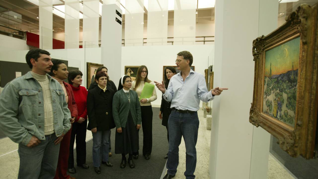 Alunos durante aula sobre pintura holandesa, do curso da Escola do Masp