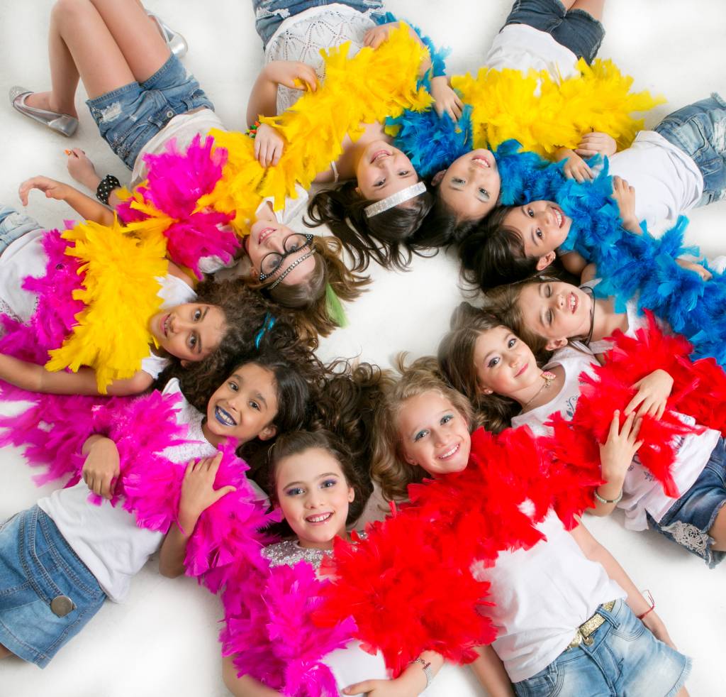 Crianças comemoram aniversário em estúdio de fotos