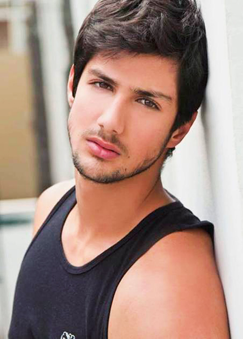 Empresas mapeiam homens bonitos para atuar como barmen e garçons