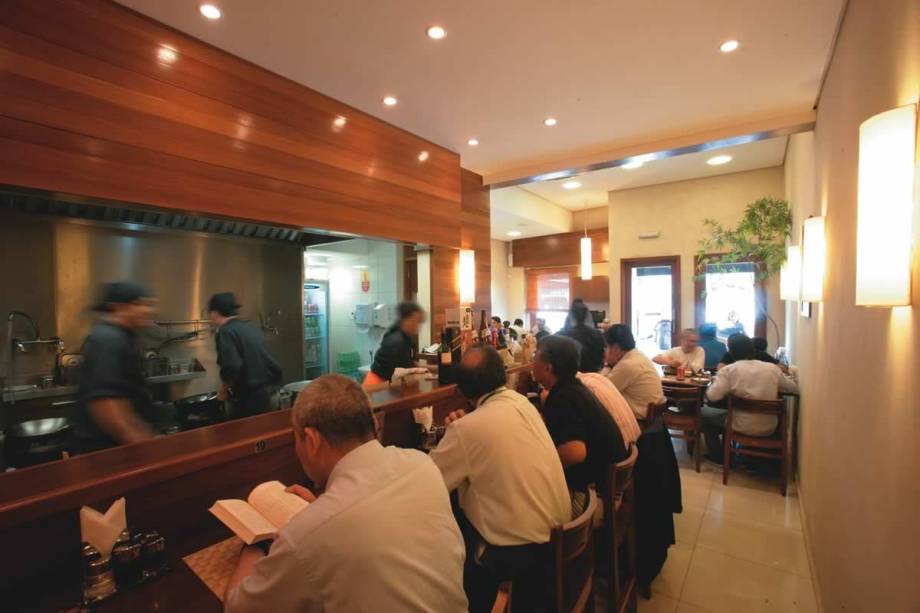 O diminuto salão do Lamen Kazu é um dos mais disputados na Liberdade O diminuto salão do Lamen Kazu é um dos mais disputados na Liberdade
