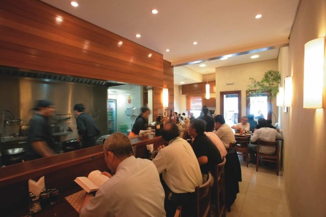 O diminuto salão do Lamen Kazu é um dos mais disputados na Liberdade O diminuto salão do Lamen Kazu é um dos mais disputados na Liberdade