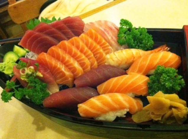 Combinado de sushi e sashimi servido no Hinodê Combinado de sushi e sashimi servido no Hinodê