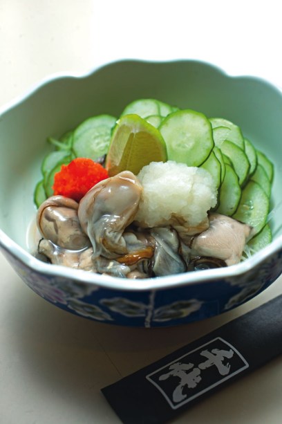 No japonês Sendai: salada de ostras frescas, pepino japonês e nabo ralado No japonês Sendai: salada de ostras frescas, pepino japonês e nabo ralado