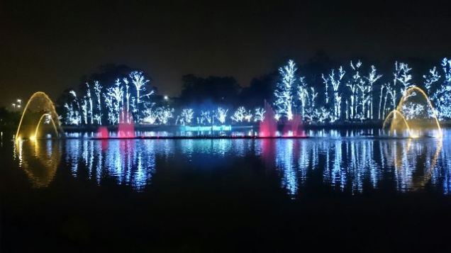 	Luzes no parque Ibirapuera atrai paulistanos da cidade para assistirem a apresent&ccedil;&atilde;o