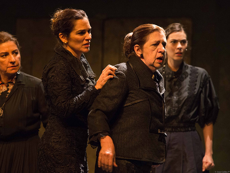 	<em>A Casa de Bernarda Alba: </em>Patricia Gasppar, Mara Carvalho, Walderez de Barros e Isabel Wilker no drama de Federico Garcíalorca, cartaz do Cultura Artística Itaim