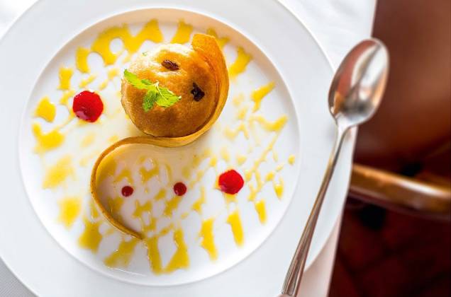 Babá com limoncello: ao invés de rum, o bolinho é banhado com licor de limão-siciliano Babá com limoncello: ao invés de rum, o bolinho é banhado com licor de limão-siciliano