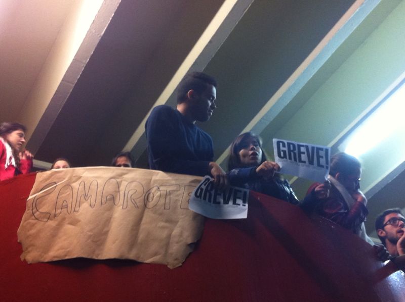 Estudantes da USP decidem manter greve e ocupação da reitoria