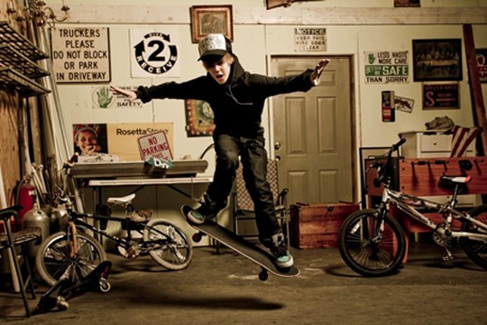 Radical: Justin costuma ser visto andando em aeroportos de skate. O Hard Rock Café colocou em maio um dos skates do astro em uma exposição itinerante nos EUA Radical: Justin costuma ser visto andando em aeroportos de skate. O Hard Rock Café colocou em maio um dos skates do astro em uma exposição itinerante nos EUA