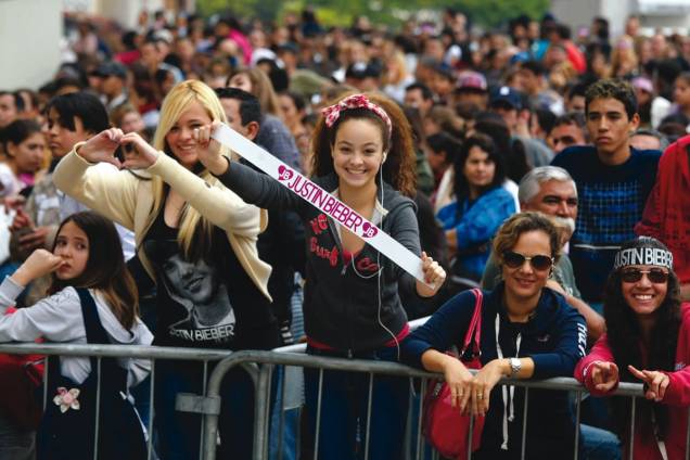 Abertura das bilheterias para o show de 2011: centenas de garotas de todas as idades disputam espaço para a compra de ingressos Abertura das bilheterias para o show de 2011: centenas de garotas de todas as idades disputam espaço para a compra de ingressos
