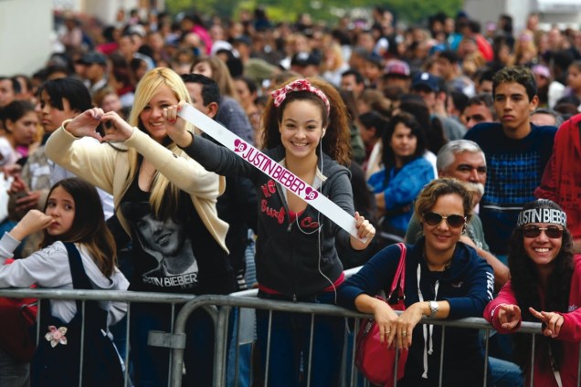 Abertura das bilheterias para o show de 2011: centenas de garotas de todas as idades disputam espa&ccedil;o para a compra de ingressos