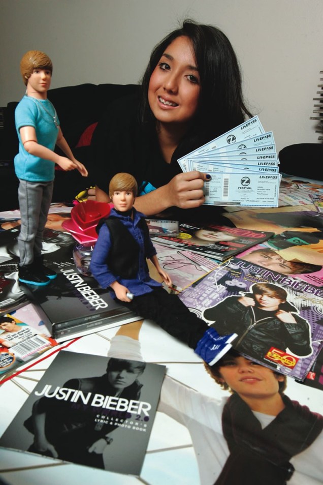 A estudante Mariane Freitas, criadora do principal fansite de Justin Bieber no Brasil: ela gastou 1.285 reais para assistir aos dois shows em S&atilde;o Paulo e aos dois no Rio, em 2011