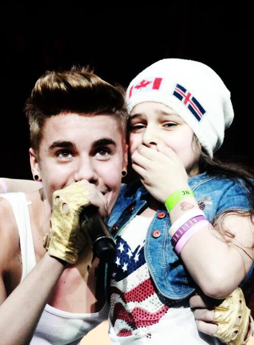 Justin Bieber chama garota russa ao palco, em show em Moscou, em 2013 Justin Bieber chama garota russa ao palco, em show em Moscou, em 2013