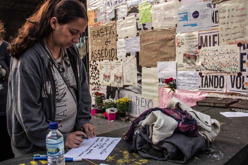Paulistanos fazem ato de repúdio ao estupro coletivo ocorrido no Rio