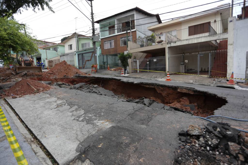 Rompimento em tubulação da Sabesp provoca cratera em rua da Zona Oeste