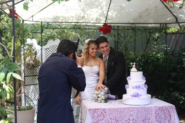 Do lado de fora, um bolo cenográfico fica à disposição de quem quiser tirar fotos tradicionais Do lado de fora, um bolo cenográfico fica à disposição de quem quiser tirar fotos tradicionais