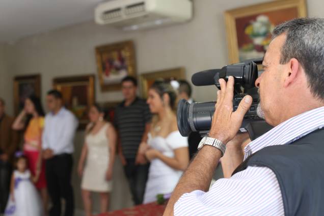 Um cinegrafista e um fotógrafo acompanham as cerimônias Um cinegrafista e um fotógrafo acompanham as cerimônias