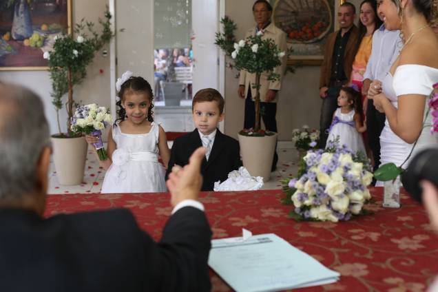 Assim como nos casamentos tradicionais, caso os noivos queiram, pode-se ter pajem, dama e até florista Assim como nos casamentos tradicionais, caso os noivos queiram, pode-se ter pajem, dama e até florista