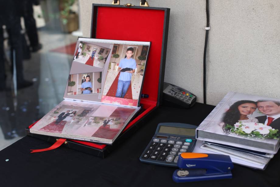 Logo depois da cerimônia, os noivos podem comprar um álbum de fotos Logo depois da cerimônia, os noivos podem comprar um álbum de fotos