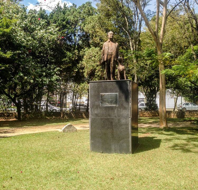 Estátua cachorro adolpho bloch