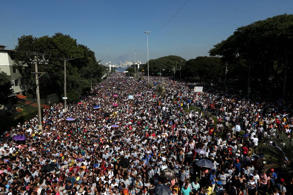 Marcha de Jesus fecha ruas da cidade no feriado