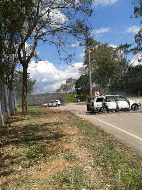 Carros queimados durante o protesto Carros queimados durante o protesto