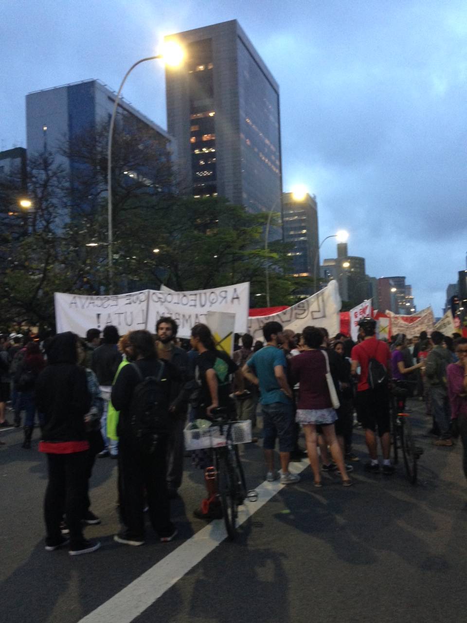 Manifestantes seguem para o Palácio dos Bandeirantes Manifestantes seguem para o Palácio dos Bandeirantes