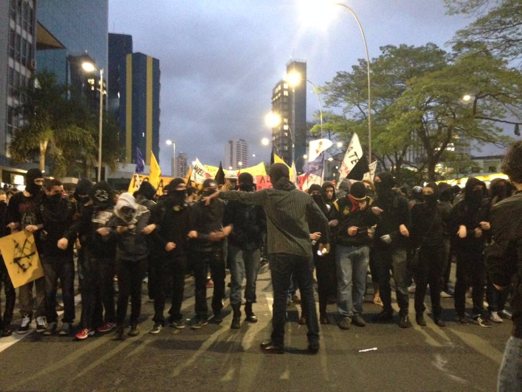 	Manifestantes seguem para o Pal&aacute;cio dos Bandeirantes&nbsp;