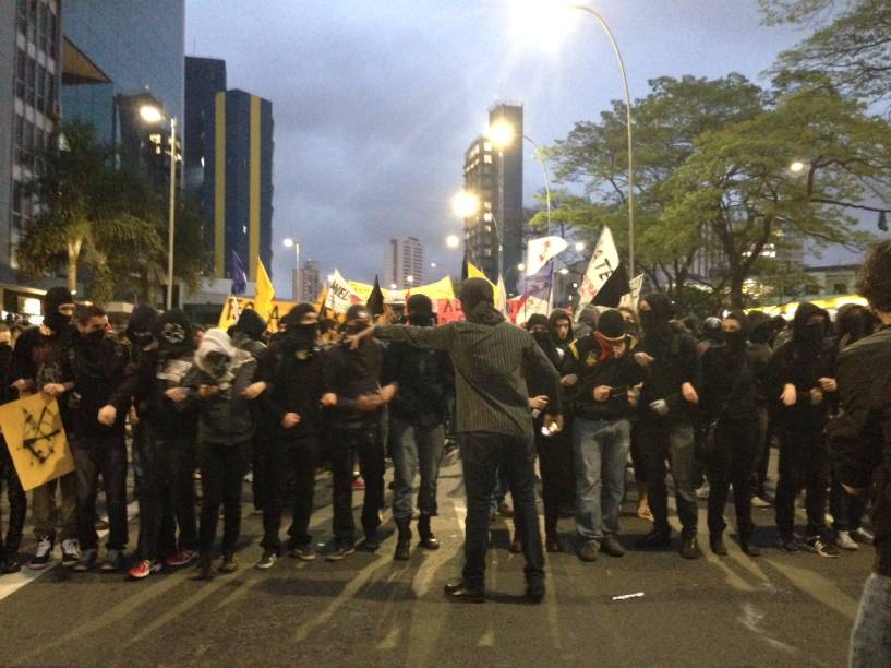 Manifestantes seguem para o Palácio dos Bandeirantes Manifestantes seguem para o Palácio dos Bandeirantes