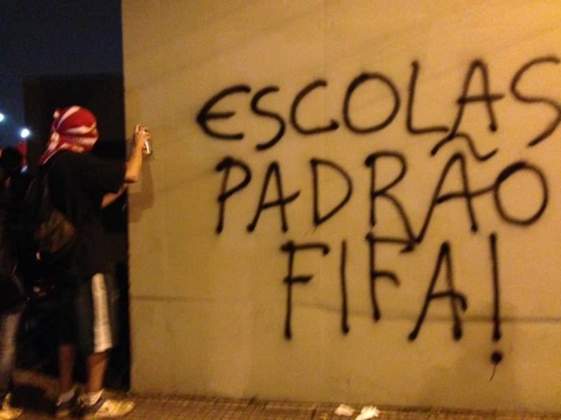 Manifestantes pedem melhorias na educa&ccedil;&atilde;o