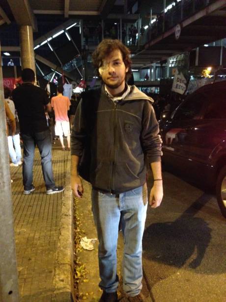 	O estudante Vitor Ara&uacute;jo tamb&eacute;m est&aacute; no ato. Ele ficou cego ap&oacute;s ser atingido por uma bomba de efeito moral em setembro