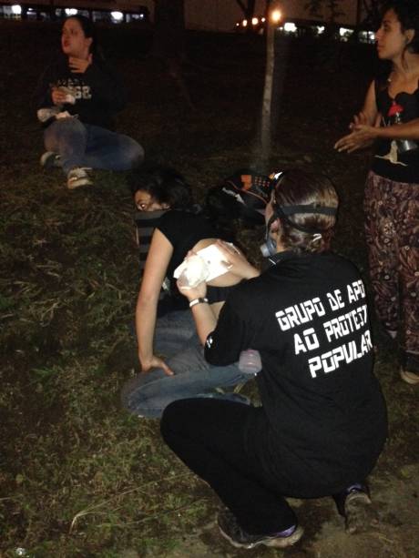 	A estudante Laila foi atingida por uma bomba de g&aacute;s em manifesta&ccedil;&atilde;o na Marginal Pinheiros - grupos de apoio ajudam&nbsp;