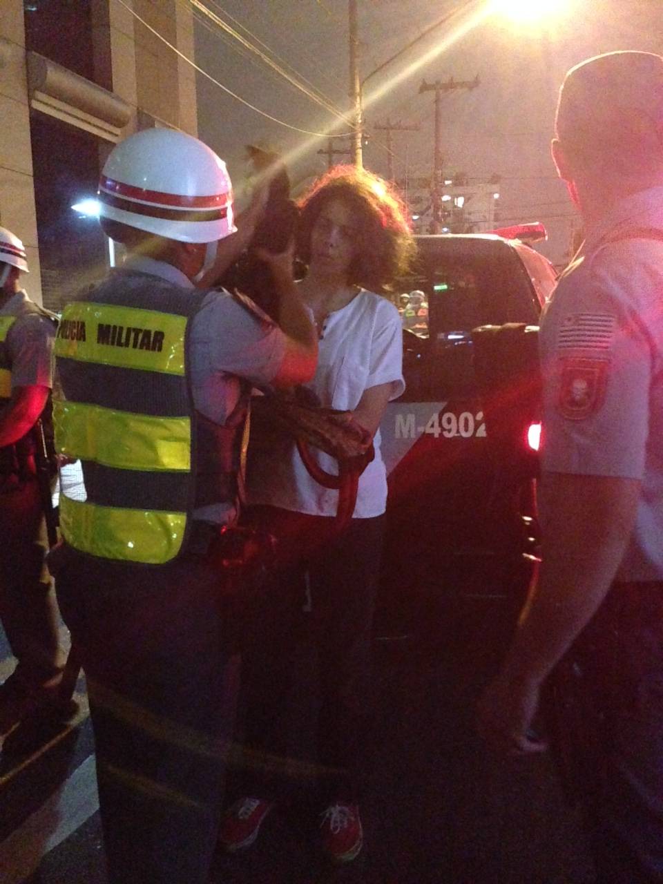 	Policiais revistam todos que est&atilde;o na altura da Vital Brasil ap&oacute;s manifesta&ccedil;&otilde;es