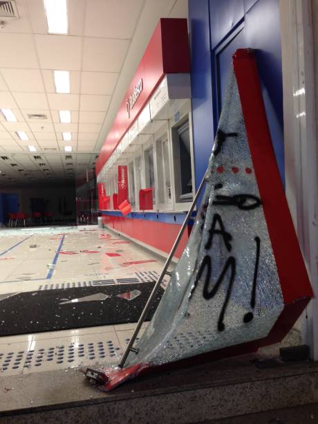 Agência do Bradesco quebrada após manifestação Agência do Bradesco quebrada após manifestação