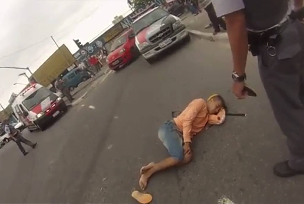 Motoqueiro assaltado registra vídeo com ladrão sendo baleado por PM