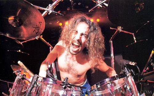 Ex-baterista do Megadeth morre no palco