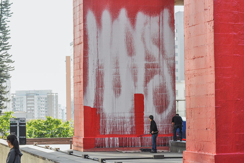 Cartões-postais são pichados após nova onda de protestos