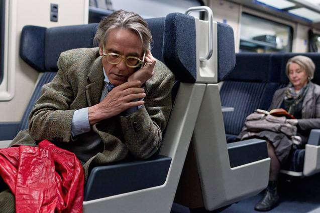 	Night-Train-To-Lisbon -&nbsp;Um professor de latim (Jeremy Irons), quemora na Su&iacute;&ccedil;a, encontra o livro de umautor portugu&ecirc;s e decide ir a Lisboa paradescobrir a identidade do escritor. A dire&ccedil;&atilde;o&eacute; de Bille August (A Casa dos Esp&iacute;ritos).