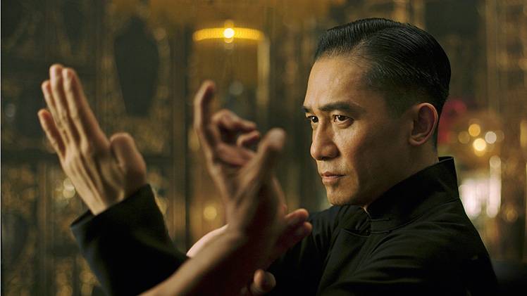 	O Grande-Mestre -&nbsp;Representante de Hong Kong na corridapelo Oscar de melhor flme estrangeiro, acinebiografa traz &agrave; tona a vida e a carreirade Ip Man, mentor de Bruce Lee. Wong KarWai (Amor &agrave; Flor da Pele) &eacute; o diretor.