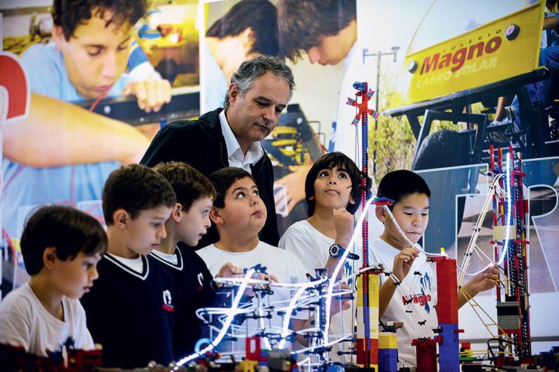 Alunos de escolas e faculdades criam robôs no processo de aprendizado