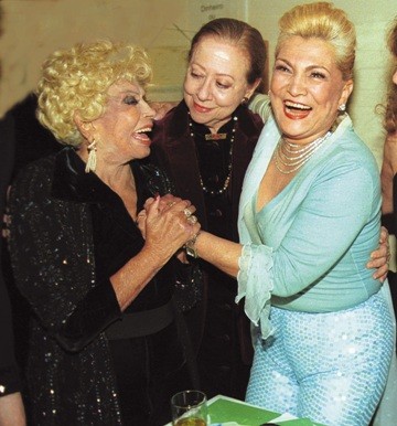 Hebe Camargo com Fernanda Montenegro em aniversário de Dercy Gonçalves, na boate People