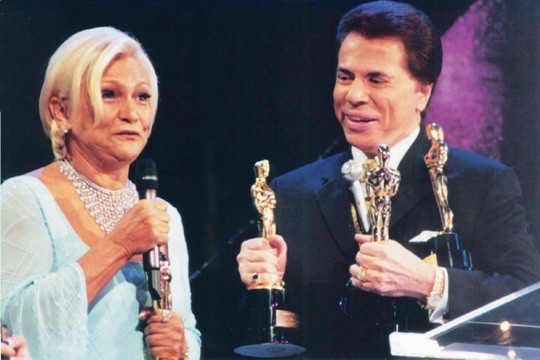 Hebe recebe o Trof&eacute;u Imprensa das m&atilde;os de Silvio Santos